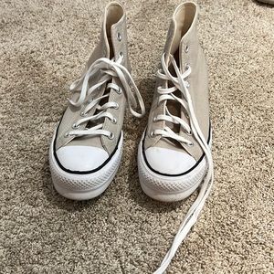Women’s converse size 9 only worn a couple times pretty much brand new.